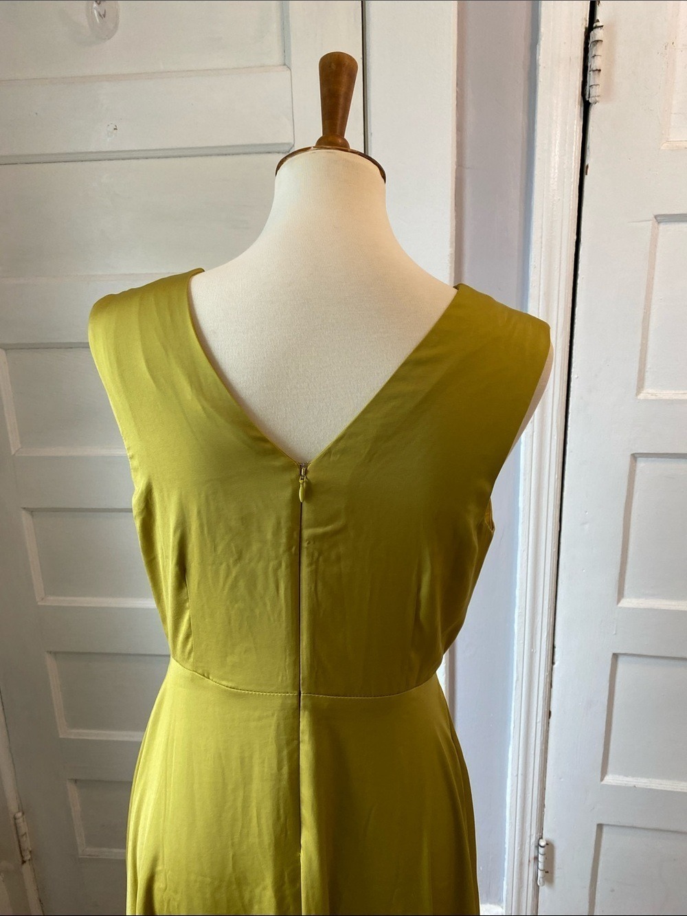 Banana Republic Pintuck Bodice Maxi Dress in Gilded Green, Size 6 - Picture 7 of 13